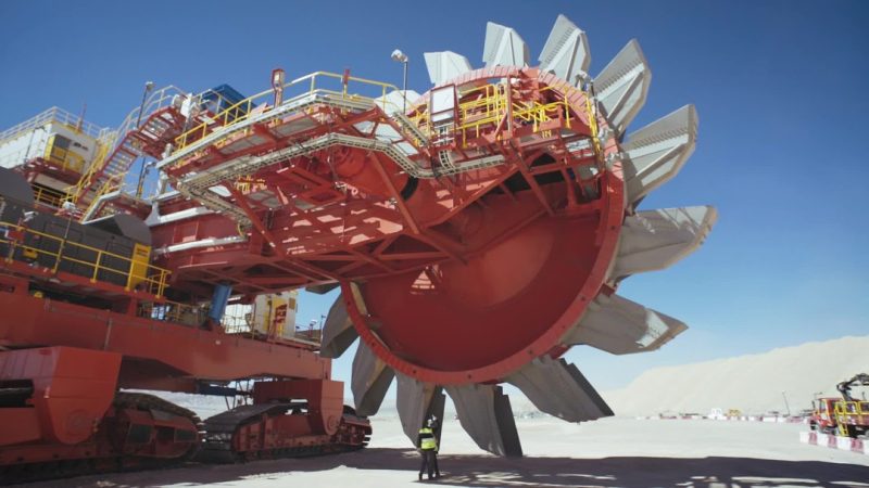 Rotopala en Radomiro Tomic: impresionante máquina trabajando para Chile 
#minería