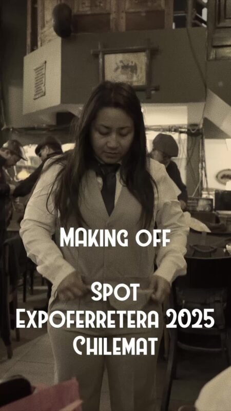 ¡Luces, Cámara, Años 20! 🎬✨ Nuestro Detrás de Cámaras con Chilemat
¡Prepárense para viajar en el tiempo! Les traemos el detrás de cámaras de nuestra última colaboración con Chilemat para la ExpoFerretera Chilemat. Este año, la temática fueron los gloriosos años 20, ¡y nuestros protagonistas fueron, como siempre, los increíbles colaboradores de Chilemat!
Este video muestra la pasión y el profesionalismo de nuestro equipo y el de Chilemat al dar vida a esta icónica década. Desde el vestuario hasta el set, cada detalle fue cuidado para transportar a los asistentes.
#ExpoFerreteraChilemat #Años20 #DetrásDeCámaras #ProducciónAudiovisual #Chilemat #VideoB2B