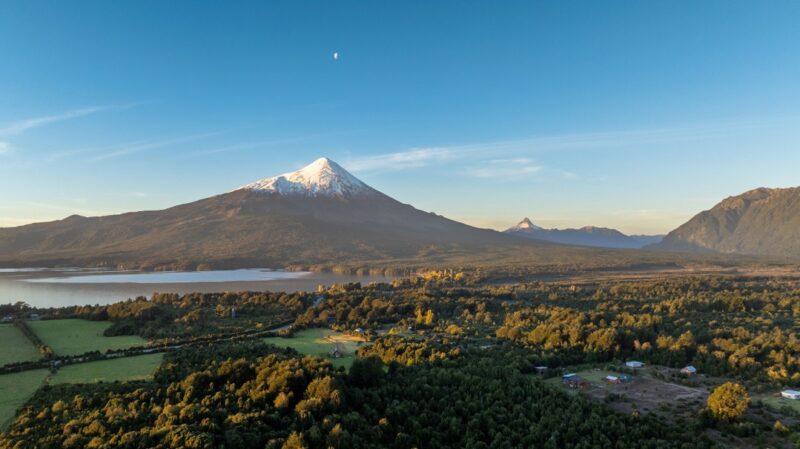 El Volcán Osorno se enciende al atardecer, un lienzo de oro y fuego otoñal. En cada color, la leyenda de Licarayén susurra su amor y sacrificio, transformando la furia en la calma que hoy contemplamos. 
#MarketingVisual #ContenidoB2B #PatagoniaChile #VolcanOsorno #FotografiaAerea #VideoConDrone